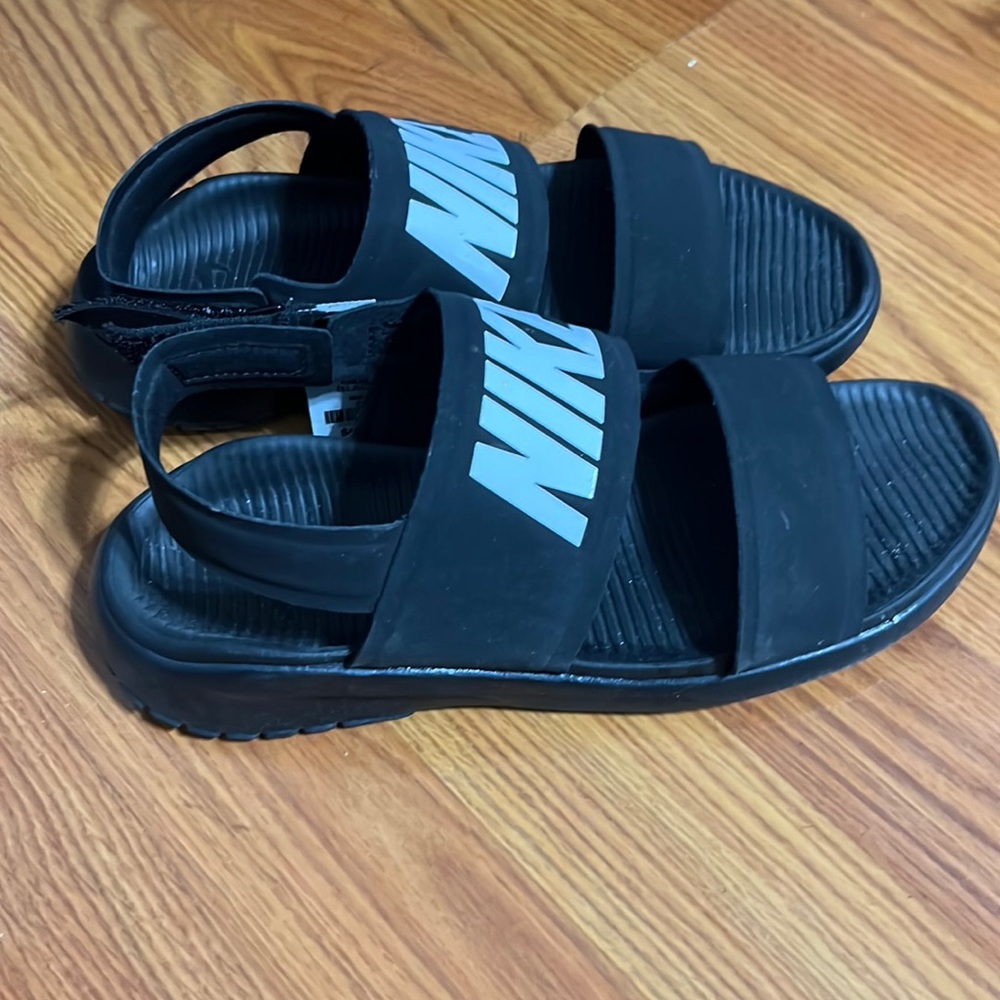 Brand New Black Nike Sandals size 8